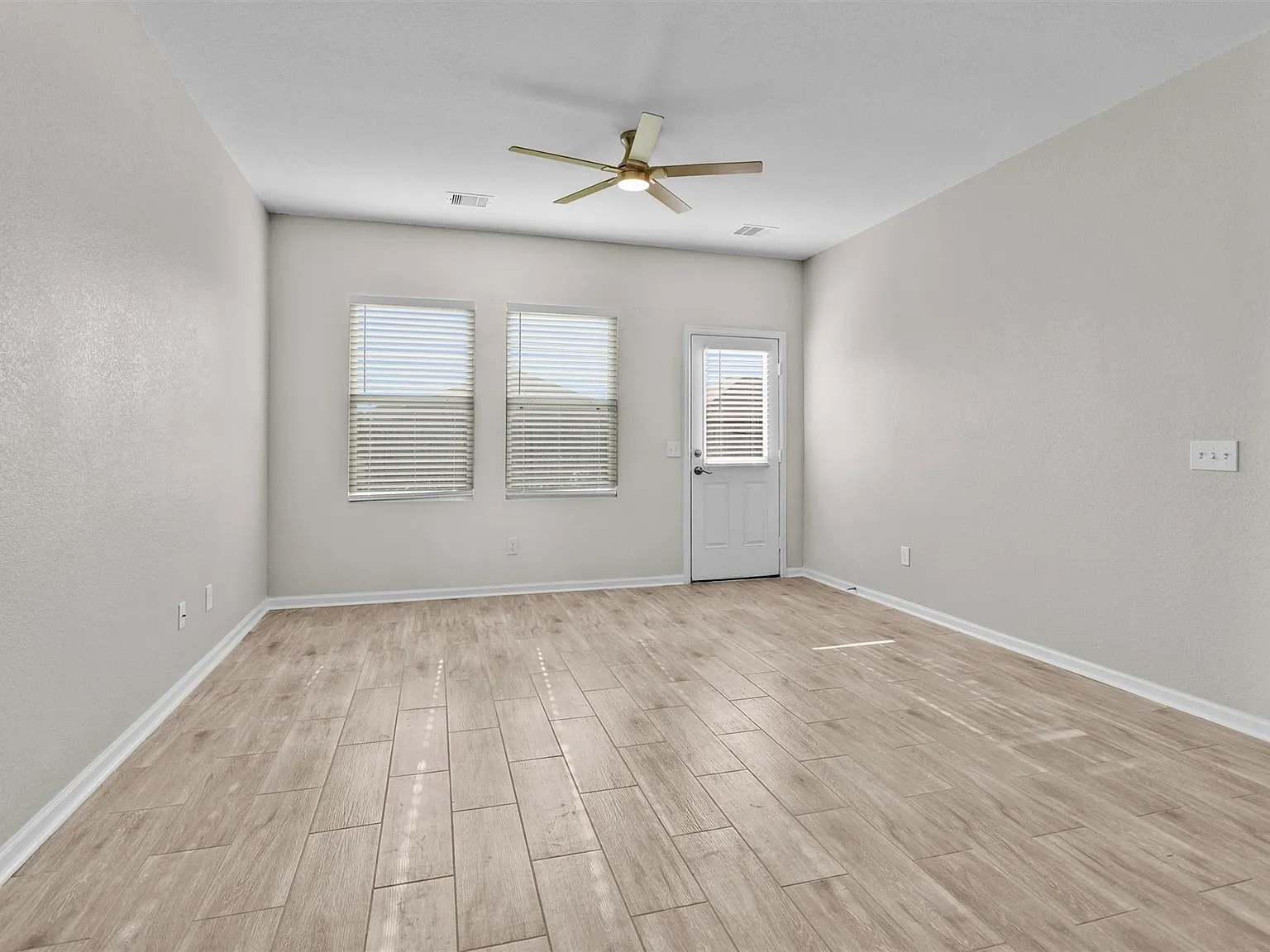 3 bed, 2.0 bath, 1434 sqft, $1,950 — Photo 4