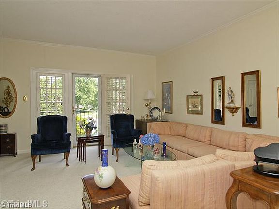 5th image of 4 Fountain View Cir APT A