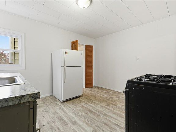 2nd image of 132 Thorne St #2