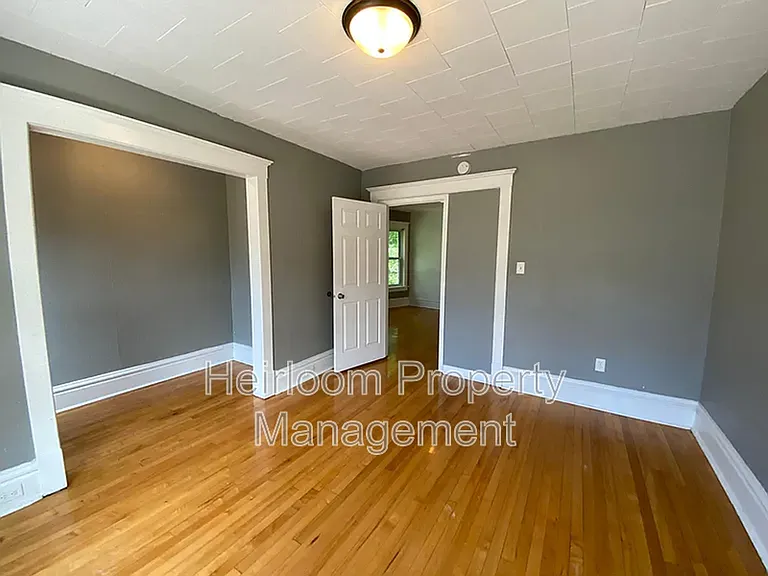 922 E 5th St — Photo 11