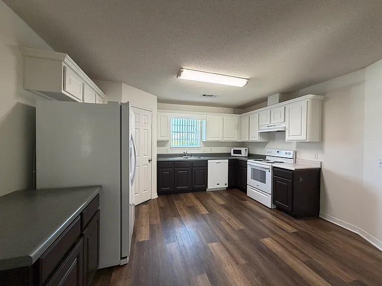 562 Batten Blvd — Photo 9