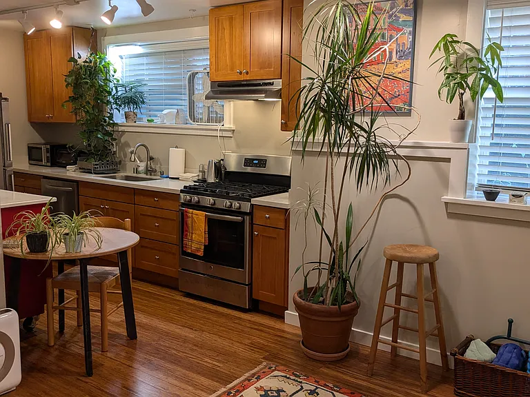 527 Malden Ave E #11 — Photo 1