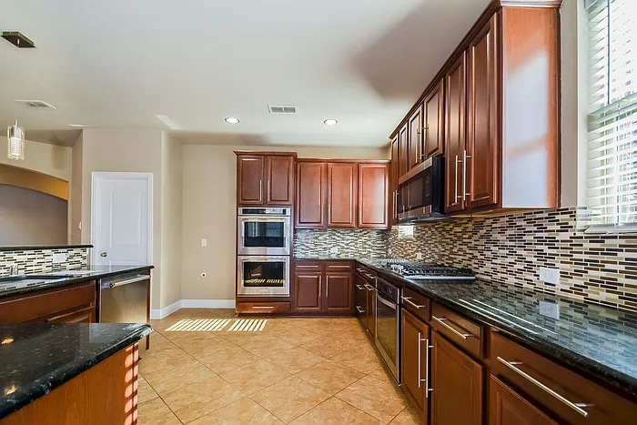 604 Kinghaven Dr — Photo 5