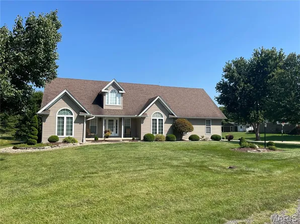 1436 S Lake Dr, Carrollton, IL 62016