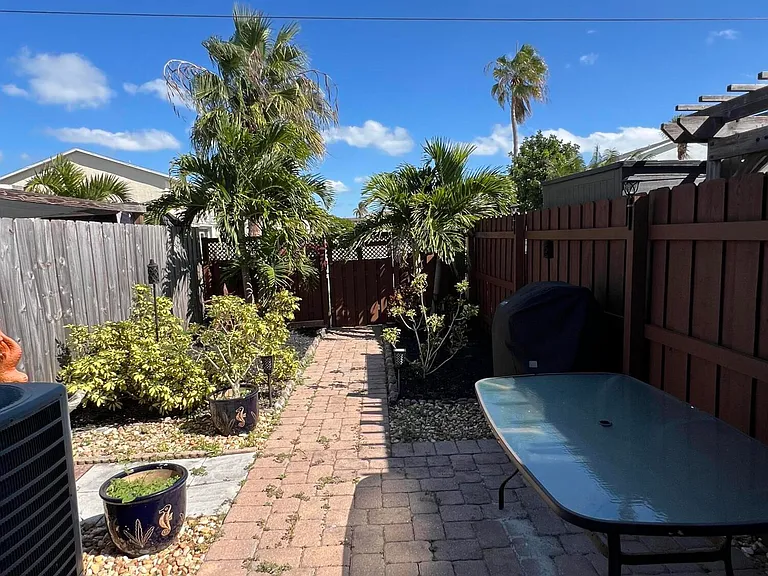 299 Chandler St #F — Photo 9