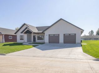 1218 9th St, Hull, IA 51239