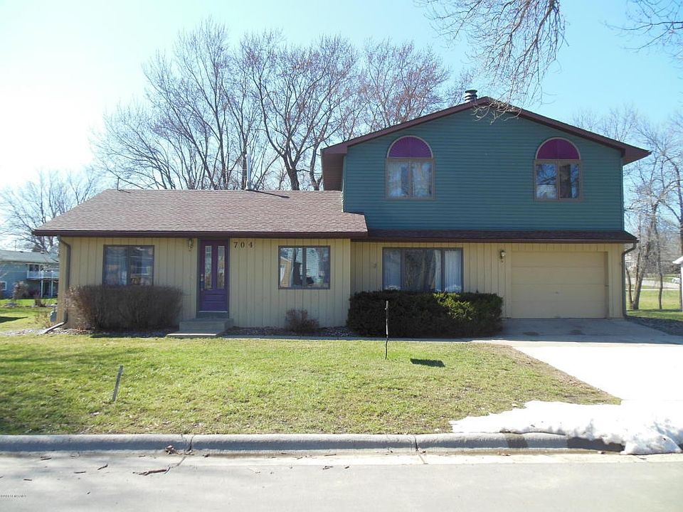 704 2nd St S