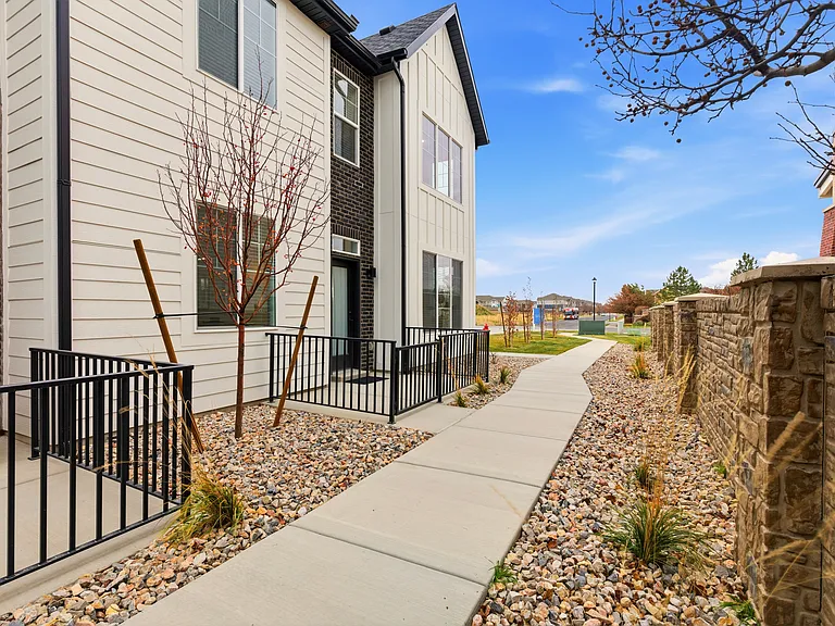 1125 N Clifton Dr — Photo 2