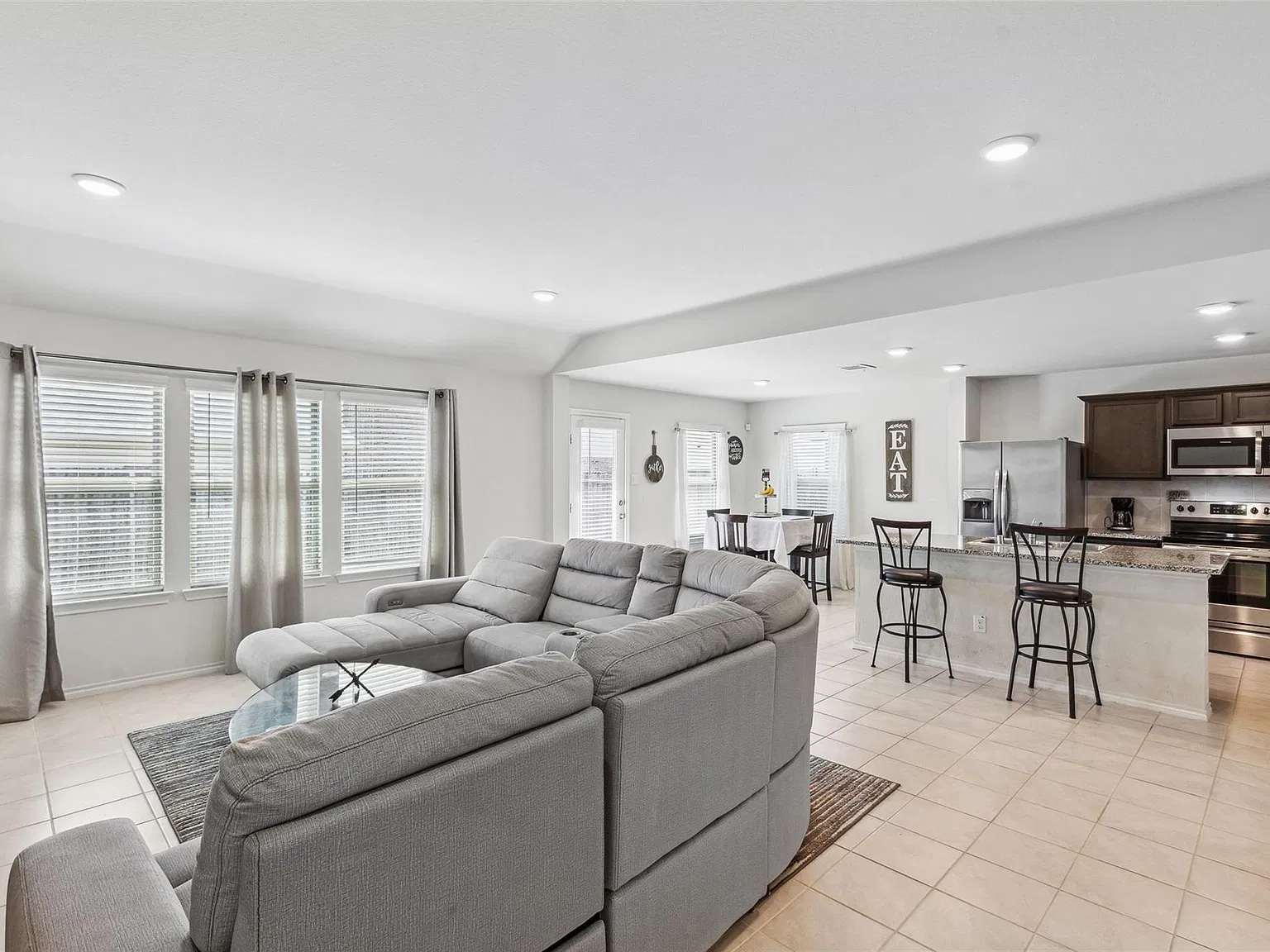 3 bed, 1656 sqft, $1,800 — Photo 3