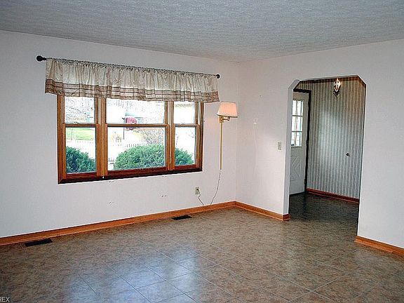 3rd image of 9571 Shadywood Ln