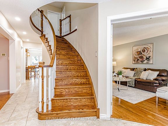 3rd image of 93 Lauchlin Cres