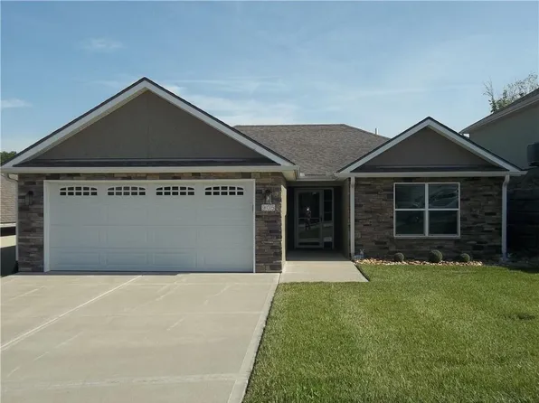 905 Ingleside Dr, Pleasant Hill, MO 64080