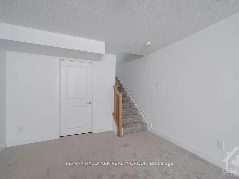 47 Moosonee Cres — Photo 31