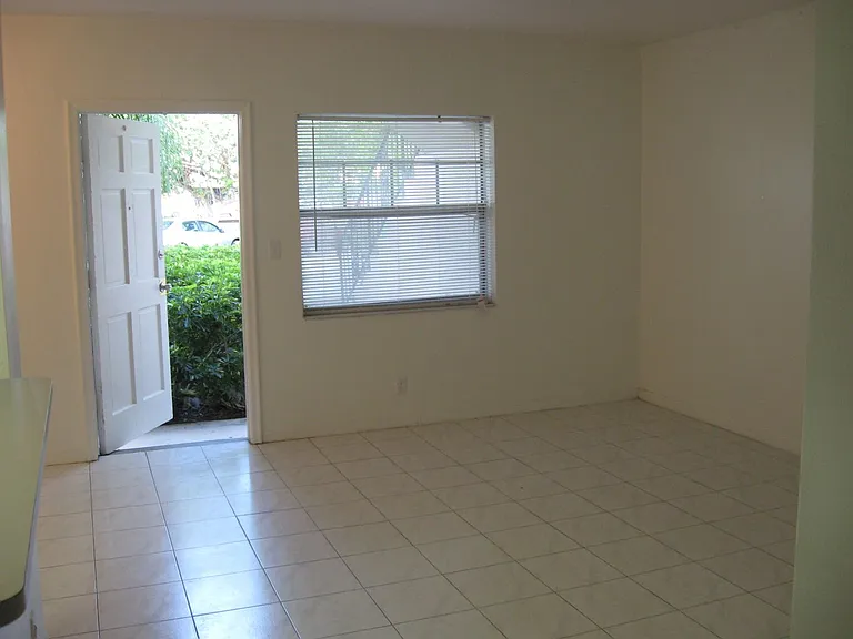 Royal Palm Apartments of Hollywood — Photo 12