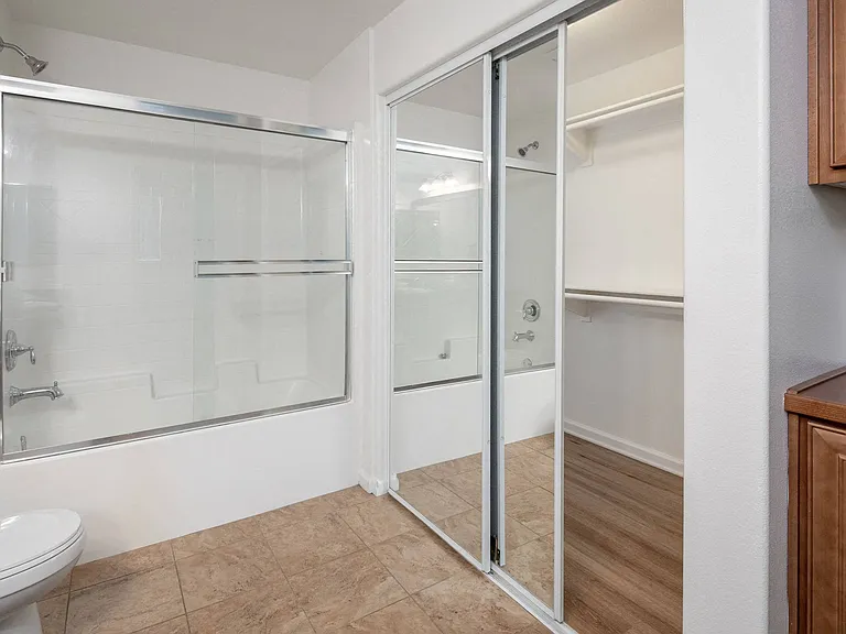 Le Blanc Apartments — Photo 23