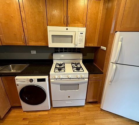 5th image of 1039 N La Salle Dr APT 8