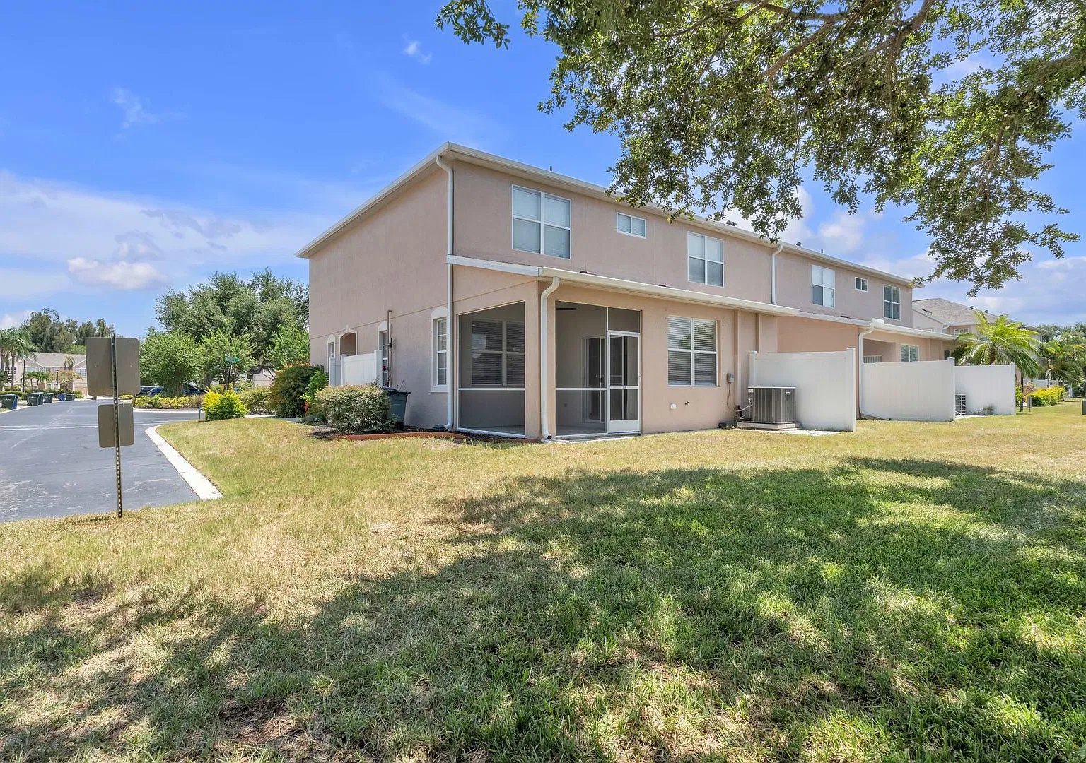 Beautiful 3-Bedroom Home in Prime Sarasota Location Spacious, Updated & Move-In Ready! — Photo 1