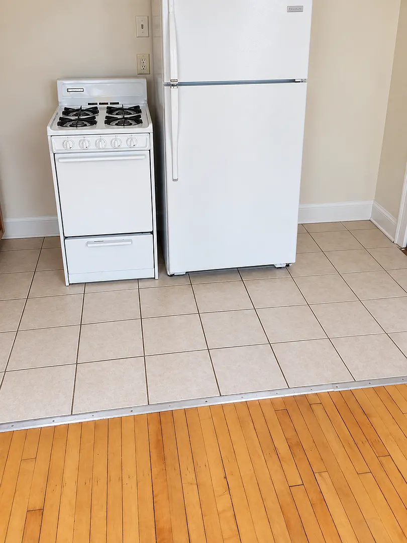 2544 N. Maryland Ave. (Fountain Blue) — Photo 2