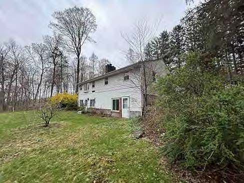 3rd image of 523 Chamberlain Hill Rd