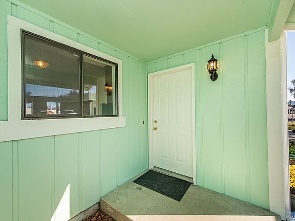 5th image of 834 N Canterbury Ct