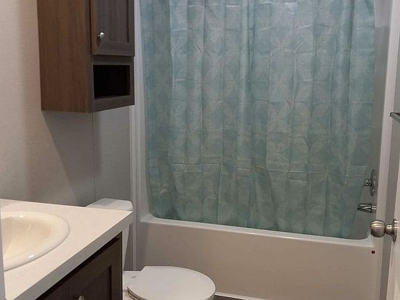 One of the 2 bathrooms