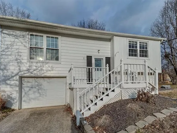 1 Geneva Dr, Highland, IL 62249