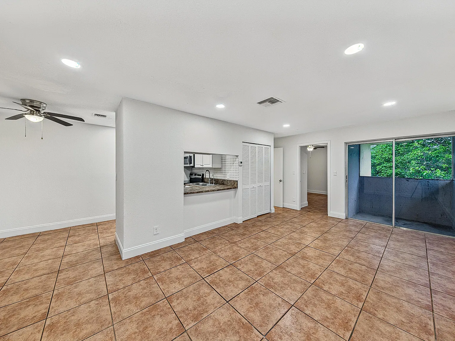 2 bed, 2.0 bath, 805 sqft, $2,200 — Photo 3