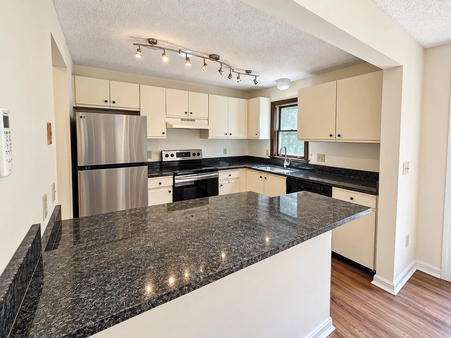 2 bed, 750 sqft, $2,100 — Photo 2