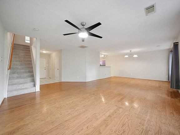 3rd image of 8016 Golf Green Cir