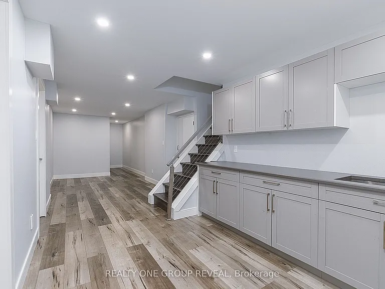 326 Prince Of Wales Dr — Photo 17