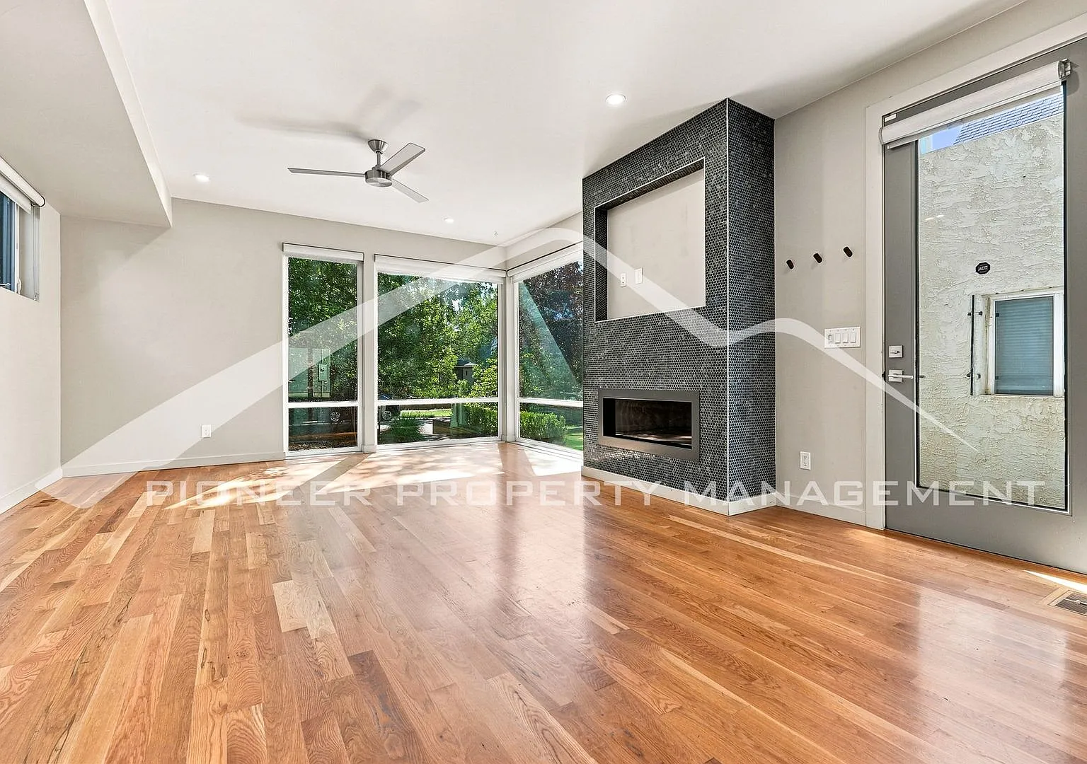 Lovely Single Family Home With Central AC, Rooftop Patio, and a 2 Car Garage! — Photo 4