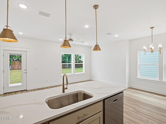 2nd image of 924 Grace Ave #924