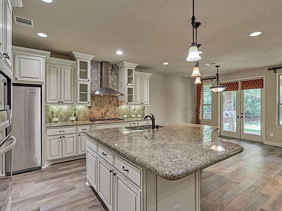 4th image of 6 Devon Dale Dr