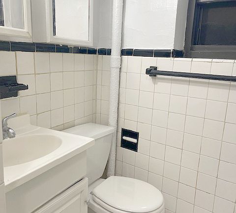 4th image of 304 1/2 E 38th St APT 10