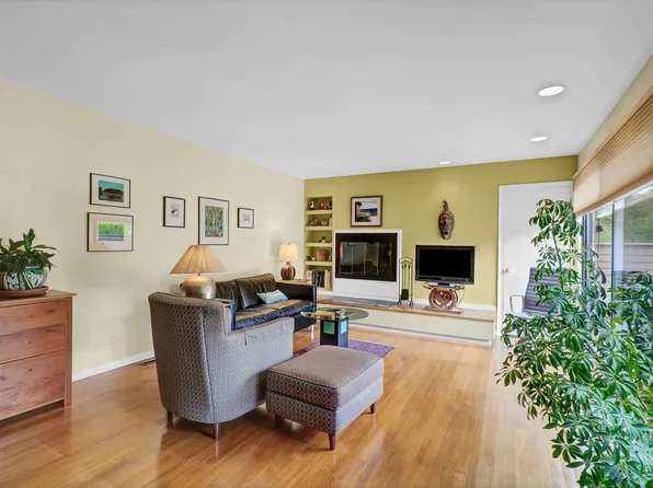 84 Charlton Hill Road #84, Hamden, CT 06518