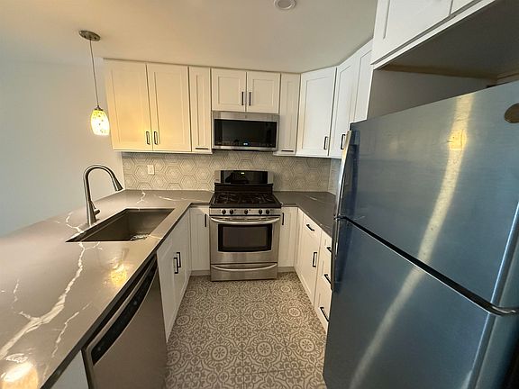 2nd image of 1115 Willow Ave APT 6