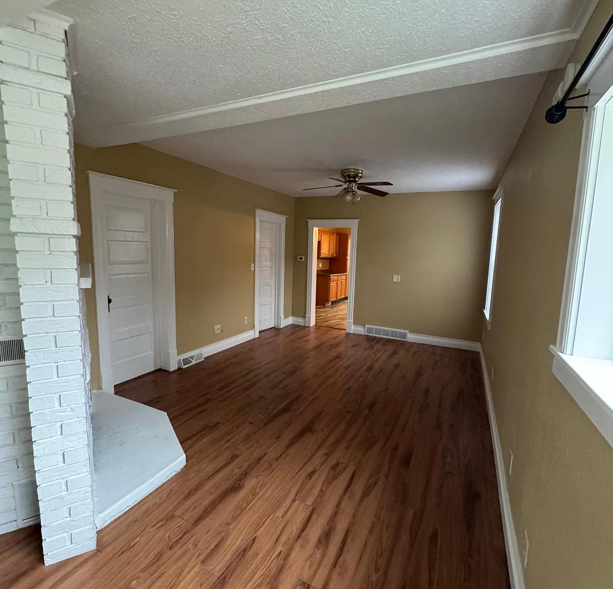 3 bed, 962 sqft, $1,100 — Photo 2
