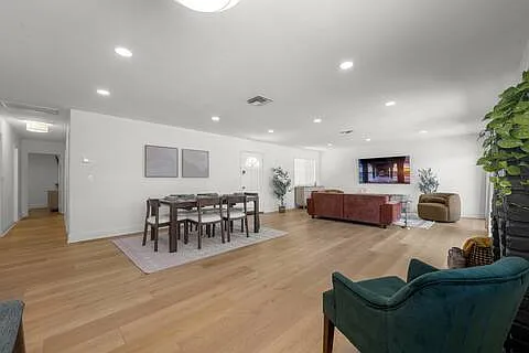 22309 Leadwell St — Photo 24