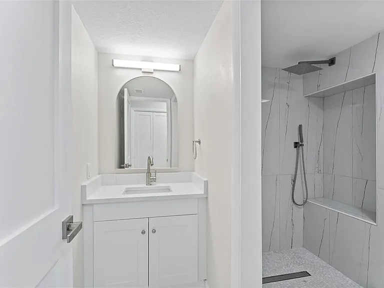 4520 Pine Hollow Dr — Photo 32