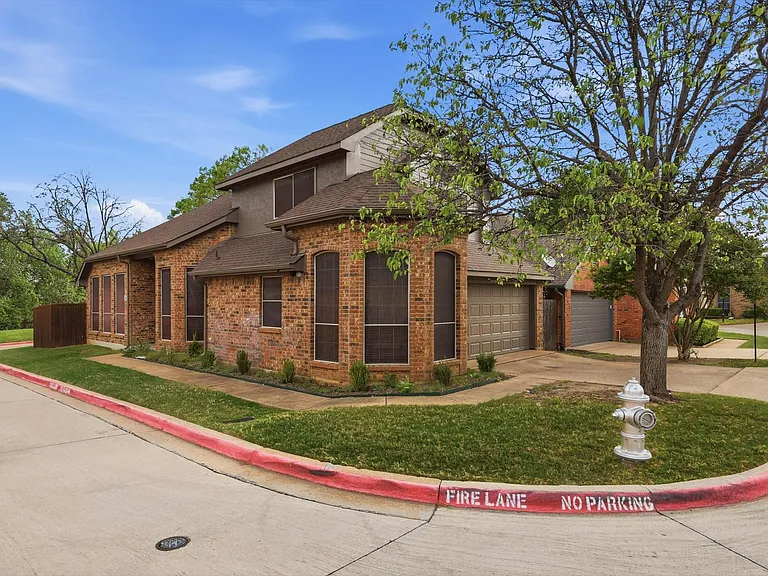 381 Arbor Ln — Photo 1