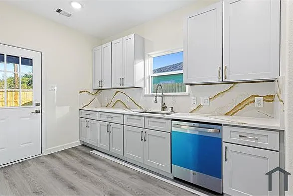 3 bed, 1879 sqft, $2,500 — Photo 4