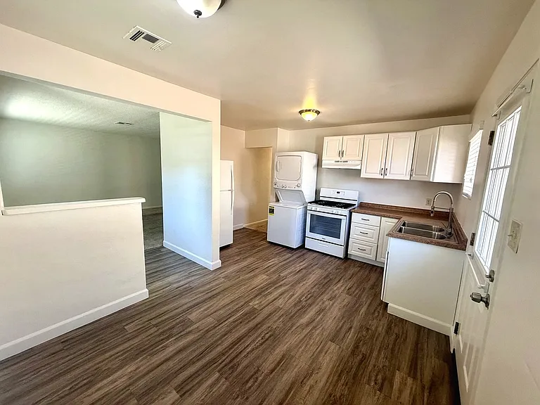 1316 Iris Ave — Photo 3