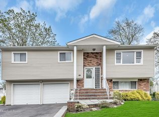 74 Ruby Ln, Plainview, NY 11803