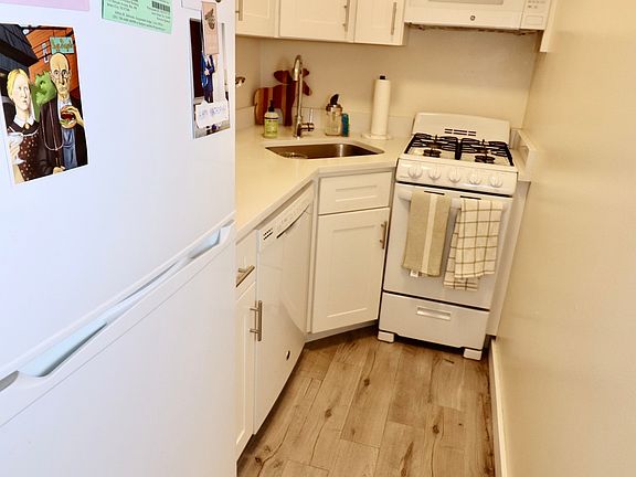 3rd image of 36 W 73rd St APT 1