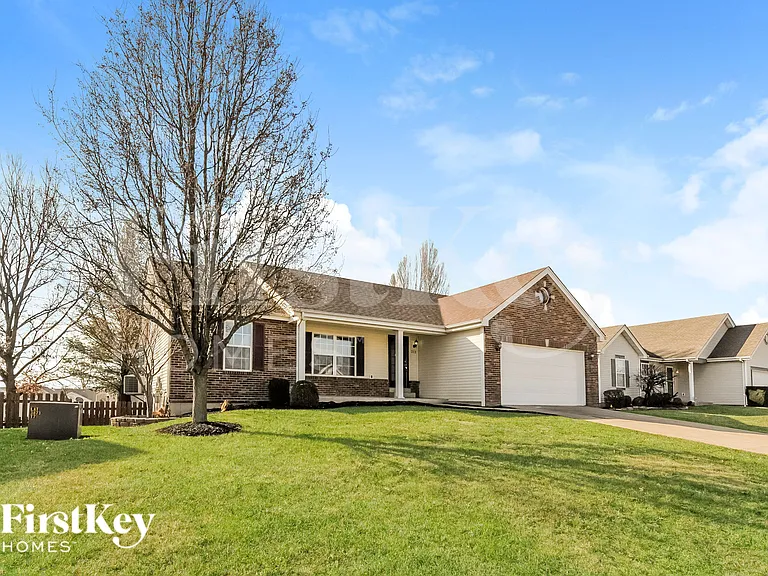 212 Royallmanor Ln — Photo 1