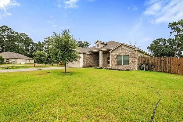 3 bed, 2.0 bath, 2074 sqft, $2,000 — Photo 2