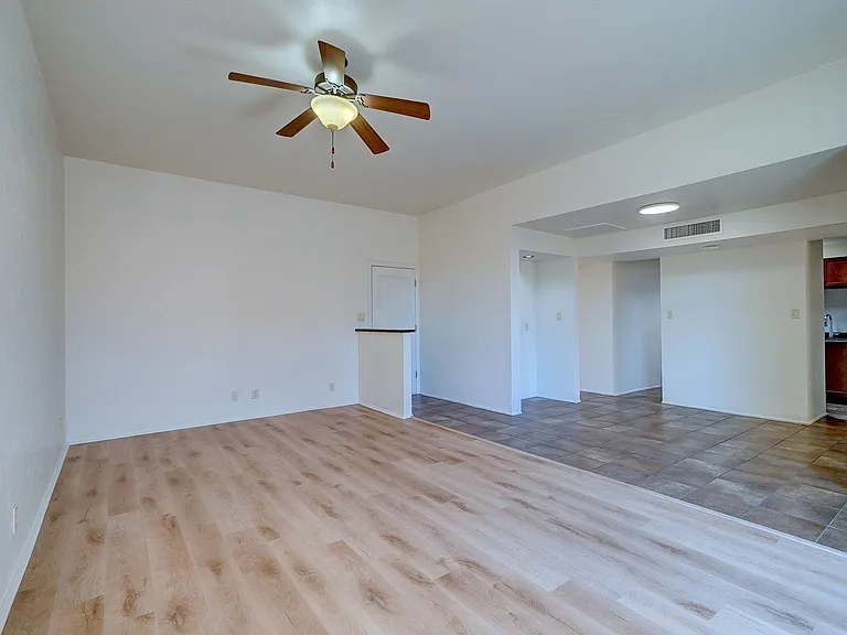 Riverside Suites — Photo 20