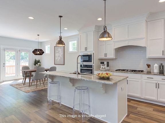 4th image of 303 Chauncey Cir