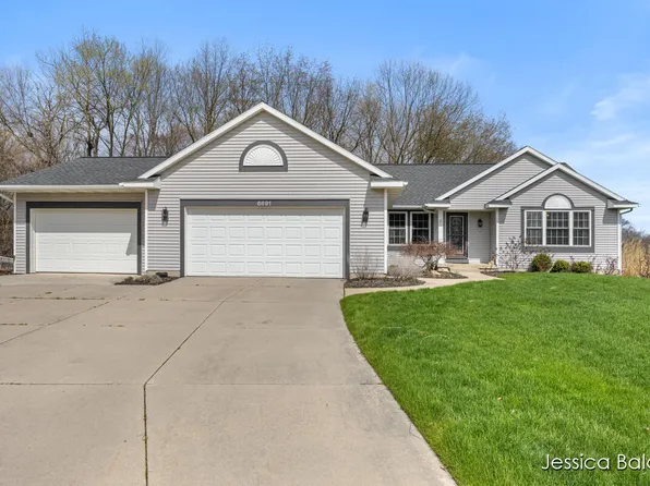 6691 Fencerow Ct SE, Caledonia, MI 49316
