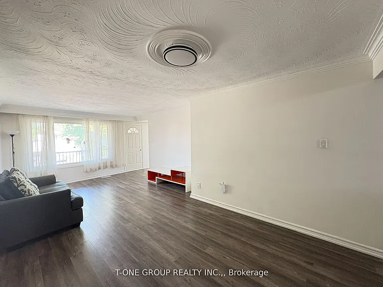 34 Navaho Dr #UPPER FL — Photo 2